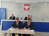 Na zdjęciu Wójt Gminy Eugeniusz Wolszczak i Artur Standowicz Wicewojewoda podpisują umowę dotacji.