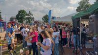 Duza grupa ludzi na pikniku ekologicznym