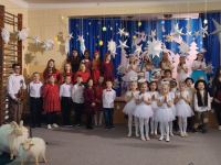 Grupa dzieci podczas przedstawienia "Jasełka". Dzieci pozują do zdjęcia przebrane za aniołki.
