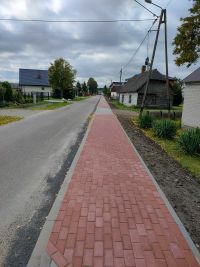 Chodnik przy drodze gminnej w miejscowosci Załazy