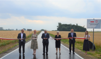 Wójt Eugeniusz Wolszczak, oraz zaproszeni goście Poseł Marek Suski i Poseł Anna Kwiecień przecinają szarfę podczas otwarcia...