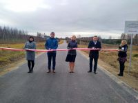 Podczas otwarcia drogi gminnej Andrzejów - Kijanka wójt Eugeniusz Wolszczak, Poseł Anna Kwiecień, radny i sołtys Andrzejowa...