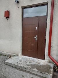 Drzwi wejściowe do remizy w Łagowie