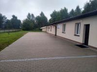 Plac wyłożony kostką brukową przed budynkiem świetlicy wiejskiej w Mierziączce