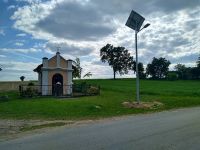 Latarnia solarna przy kapliczce w Mszadli Dolnej