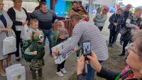 Wójt Gminy wręcza nagrody w konkursie na przebranie w strój żółwia