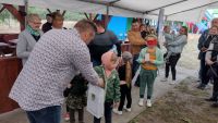 Wójt wręcza nagrody dzieciom