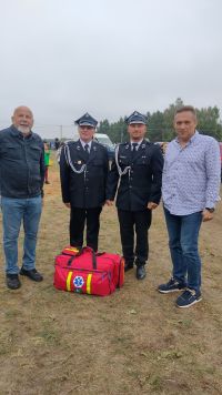 Strażacy z OSP Zamosć Stary podczas wręczenia torby medycznej