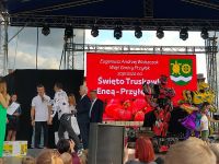 Występ Robotrons. Na scenie prowadzący imprezę oraz zaproszeni goście.