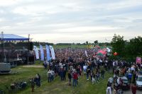 Tłum ludzi na płycie boiska przybyłych na Święto Truskawki