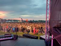 Tłum ludzi na płycie boiska przybyłych na Święto Truskawki - widok ze sceny