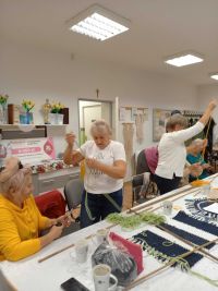 Kobiety w ramach projektu MCPS - Koło Gospodyń Wiejskich ma MOC robią makramy ze sznurka.