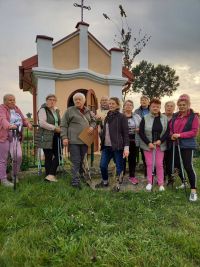 Kobiety w ramach projektu KGW ma MOC pozują przy figurce podczas marszobiegu Rudki - Mszadla Dolna
