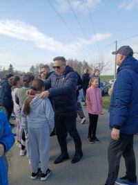 Wójt wręcza medale uczestnikom biegu