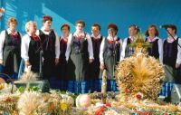 Występ śpiewaczy KGW Mierziączka na scenie podczas Dożynek