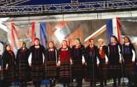 KGW Mierziączka na scenie podczas występu na konkursie piosenki