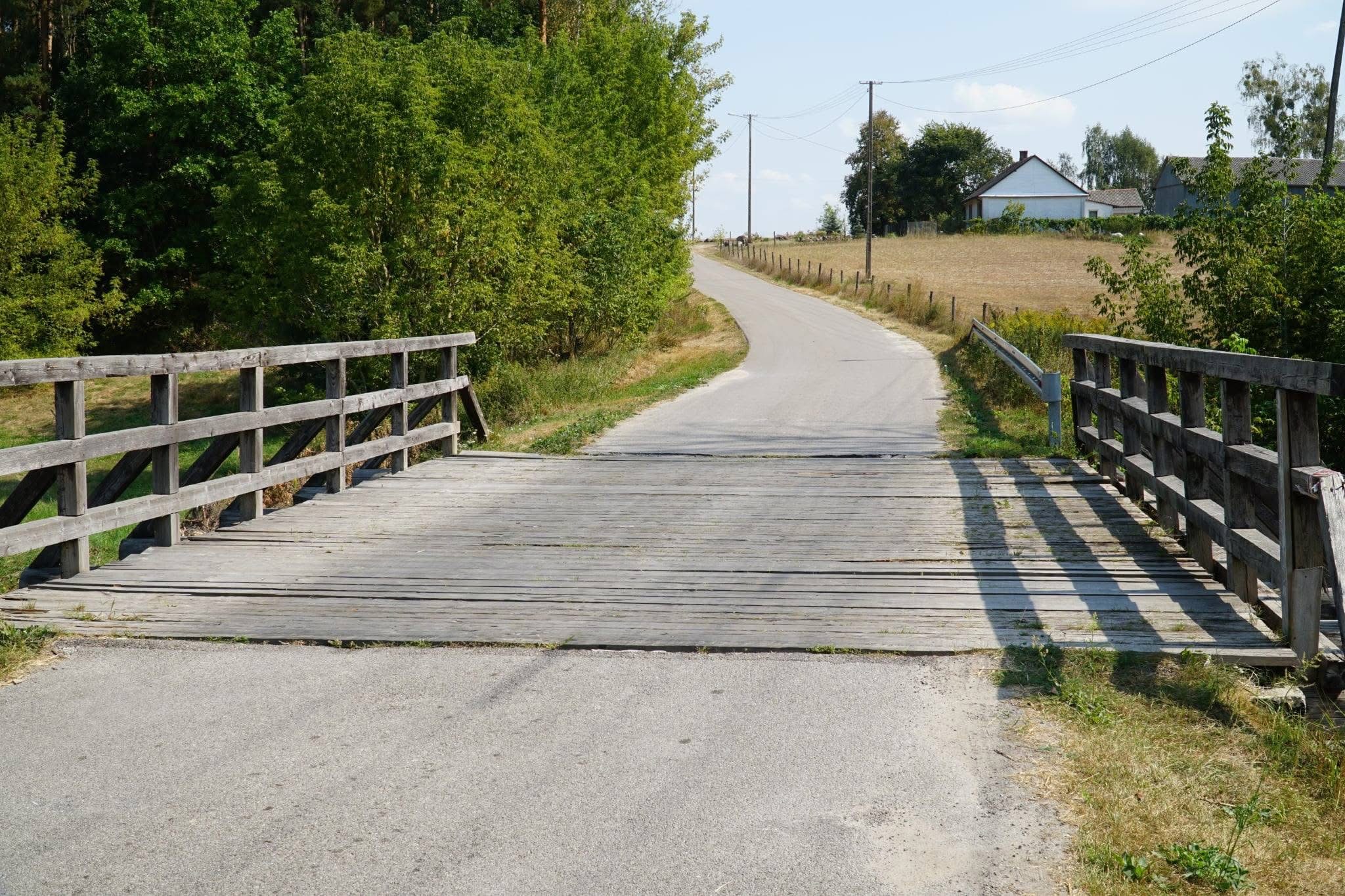 Zdjęcie przedstawia most