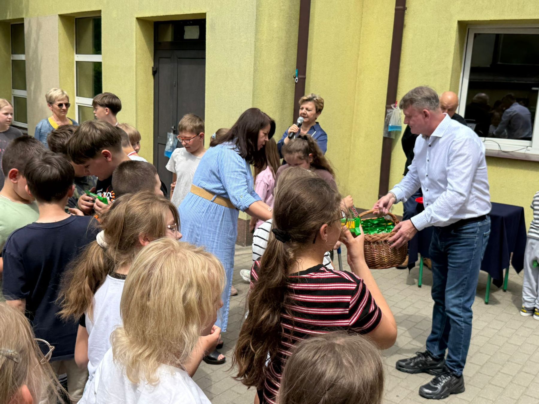 Dzień Dziecka w gminie Przyłęk - wójt Jerzy Kamionka obdarował najmłodszych słodkimi upominkami